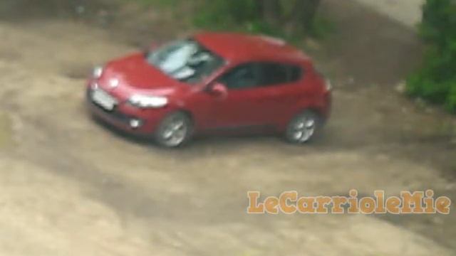 Популярная красная машина в загородной местности смотреть онлайн