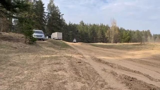 Белый катает маму на своем Yacota Dragon Lux 125