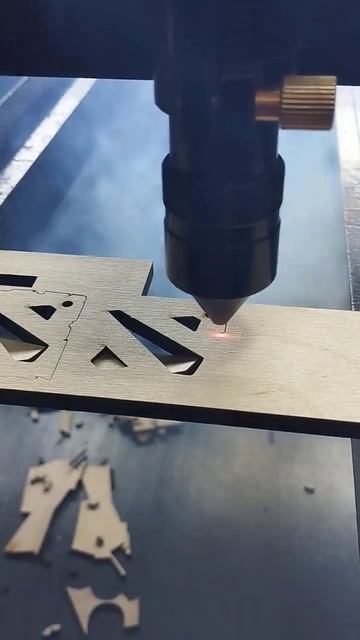 Dota лазерная резка брелка фанера 6 мм, скорость 22 мм/с. смотреть онлайн