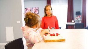 СМЕШНЫЕ СКЕТЧИ «КАК НЕ ГОВОРЯТ РОДИТЕЛИ» Видео Анютка Малютка