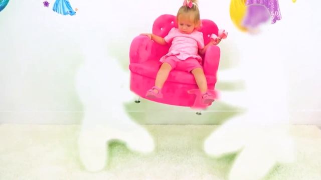 Четыре разноцветных бассейна для веселых игр с водой смотреть онлайн