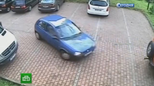 Леди на малолитражке рассмешила Интернет странной парковкой смотреть онлайн