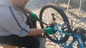 Как снять камеру, не снимая колесо, с велосипеда.