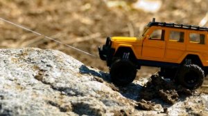 Приключения машинок. Монстр трак едет по грязи и камня