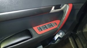 Оклейка карбоновой плёнкой салона автомобиля.