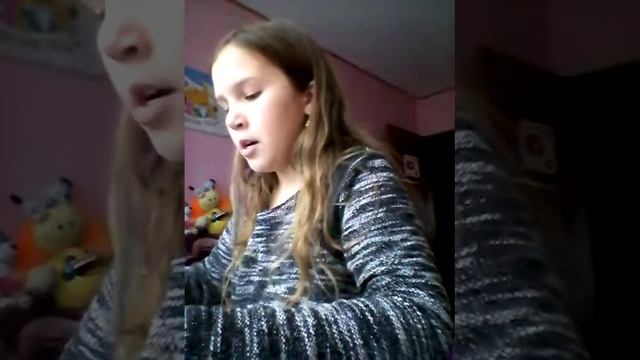 Девочка очень красиво рисует! смотреть онлайн