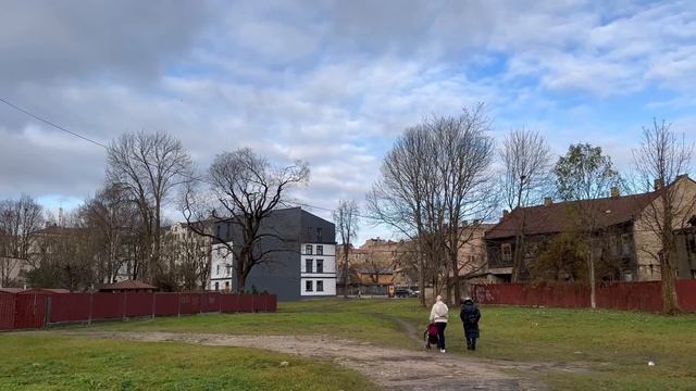 ПРОГУЛКА ПО МОСКАЧКЕ || САМЫЙ ОПАСНЫЙ РАЙОН РИГИ || ПЕРЕИМЕНОВАНИЯ УЛИЦ И НЕ ТОЛЬКО смотреть онлайн