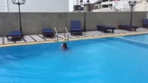 ЖЕСТЬ!!! Я прыгаю в одежде в воду! Мне понравилось!!!😕