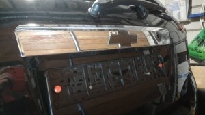 Замена лампочек в плафоне подсветки номера в Chevrolet Captiva.