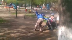 Два школьника дерутся номер 1