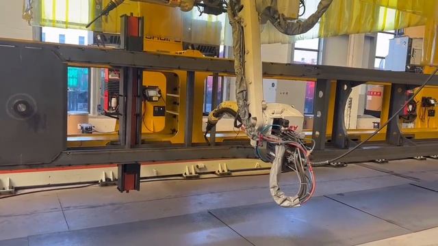 Роботизированная сварка рамы полуприцепа смотреть онлайн