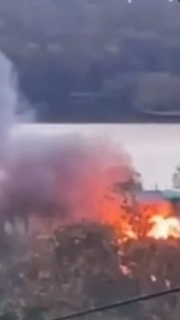 Двухэтажный дом охватило огнем в поселке Дальнем