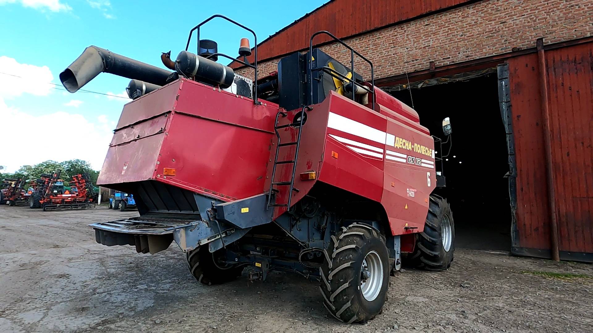 Володя выгоняет комбайн из мастерской! Уборка урожая не за горами! смотреть онлайн