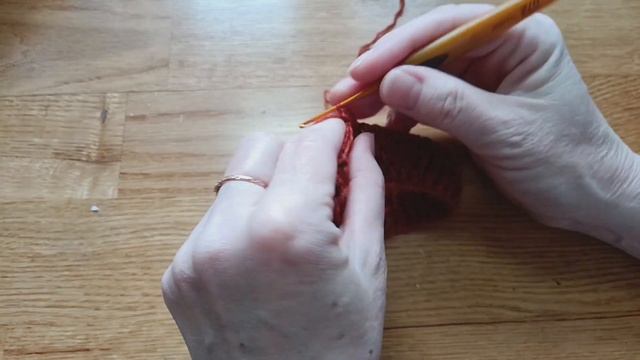 БЕРЕТ ДЛЯ КУКЛЫ ПЧЁЛКИ. смотреть онлайн