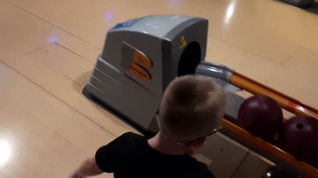 Сережа играет в боулинг