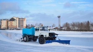Лёдоуборочный комбайн ЛК-01 на шасси ГАЗ-33088. Работа по уборке катка.