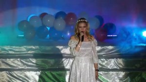 Выпускница ДСШ № 2 Екатерина Таирова с песней "Я буду вспоминать, как мы мечтали...".
