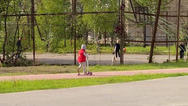 ДАРИНА ЛАЙТ КАТАЕТСЯ НА САМОКАТЕ 🛴 С БОЛЬШОЙ СКОРОСТ?