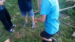 Челендж выберись из скотча быстрее оппонента и получи приз.