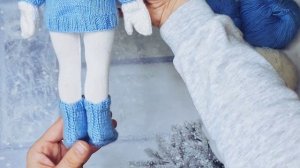 Обзор мастер класса по вязанию спицами зимнего комплекта для куклы Паола Рейна