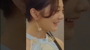 Девушка с божественным мастерством спускается с гор с