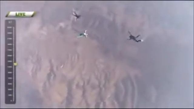 Парашютист Люк Айкинс побил мировой рекорд, прыгнув с 7620 метров без парашюта смотреть онлайн