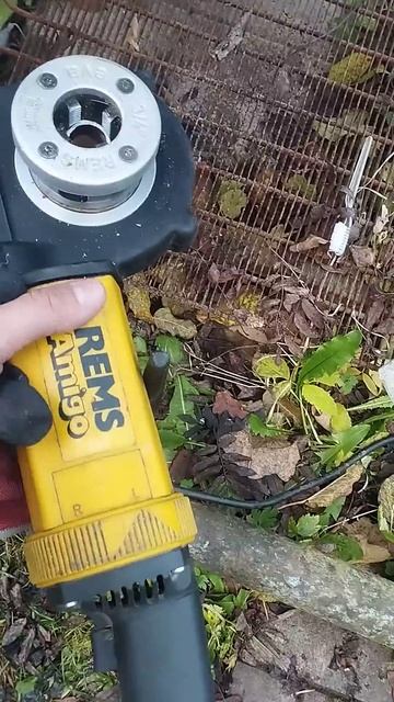 Нарезка резьбы на старой трубе. смотреть онлайн