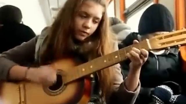 девушка круто поет zaz - je veux под гитару в электричке смотреть онлайн