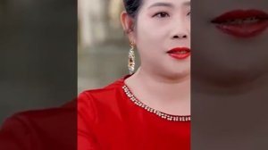 Девушка спускается с горы в поисках богатого, но случа