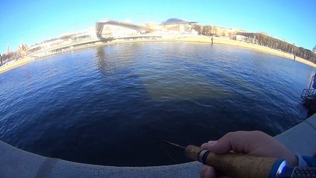 Зимний спиннинг в центре Москвы. От Большого каменного моста до Новоспасского моста. 3 марта. смотреть онлайн