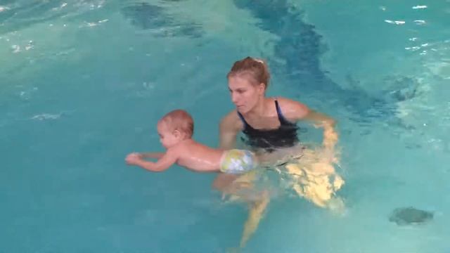 Маша учится плавать в бассейне смотреть онлайн