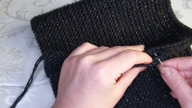 МК дешевой, модной, стильной шапки вязанной спицами. смотреть онлайн