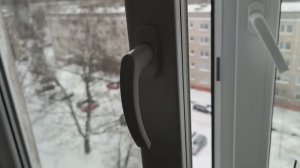 Ручка окна не закрывается до конца. Самое простое решение.