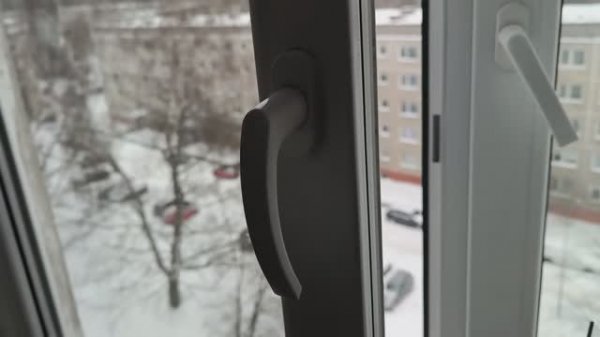 Ручка окна не закрывается до конца. Самое простое решение.