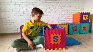 Марк и машинки играют вместе в ролевые игры