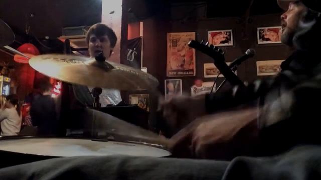 На басу  звукорежиссёр, на барабанах басист (если барабанщик не приехал на концерт)