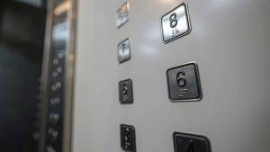 Лифт с людьми упал с шестого этажа в одном из домов в Астрахани