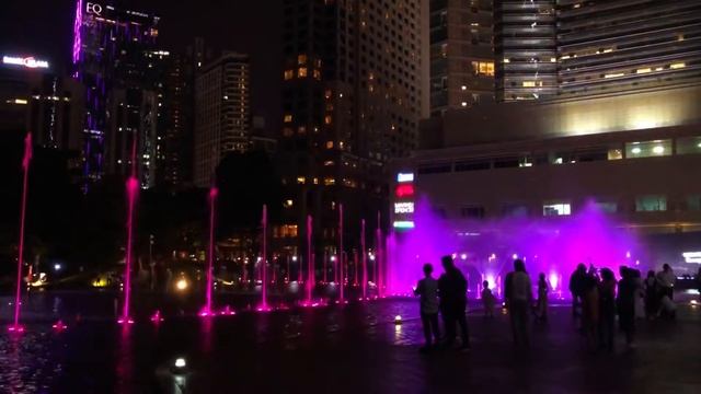 Twin towers Petronas and singing fountains/Башни-близнецы Petronas и поющие ф?