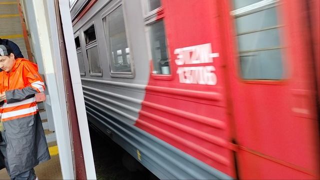 Электровоз ЭП20-063 с Пассажирским поездом и Электропоезд ЭТ2М-137 Прибыл на конечную станциюОбухово смотреть онлайн