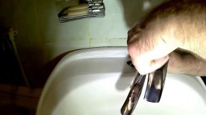 Установить (заменить) смеситель раковины ванной.