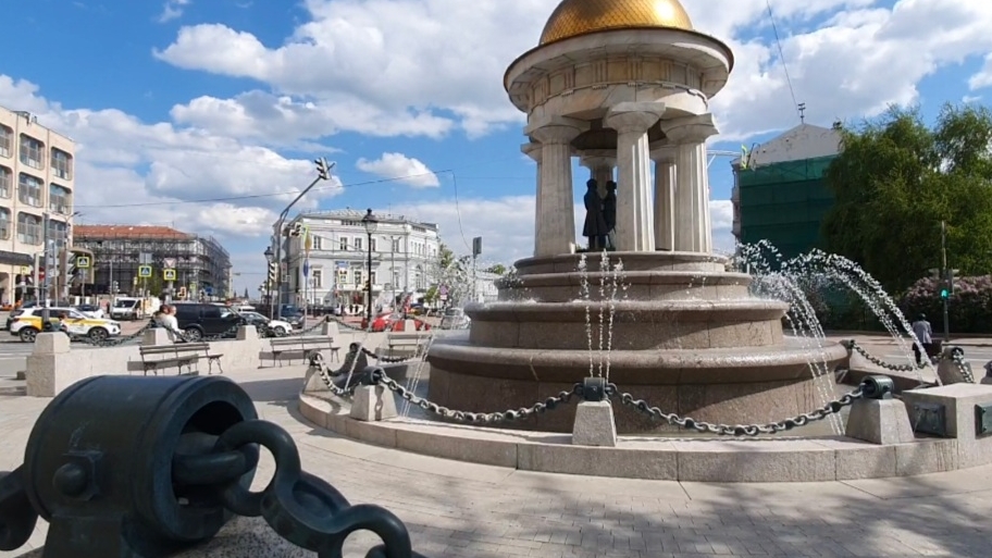 Фонтан-ротонда «Наталья и Александр Пушкины» у Никитских ворот символизирует свод церкви Вознесения смотреть онлайн