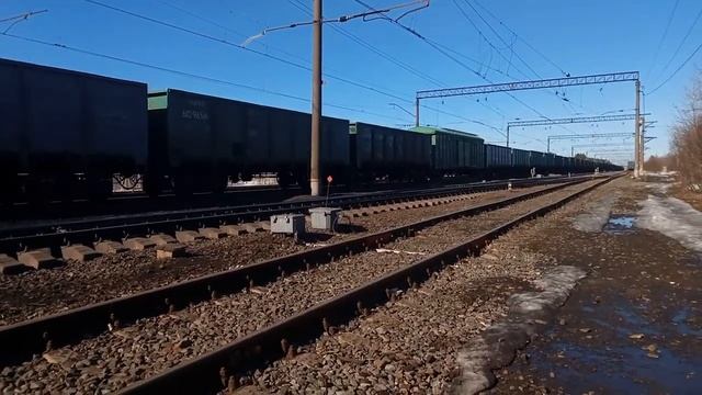 Электровоз 2ЭС6-880/860 с грузовым поездом.