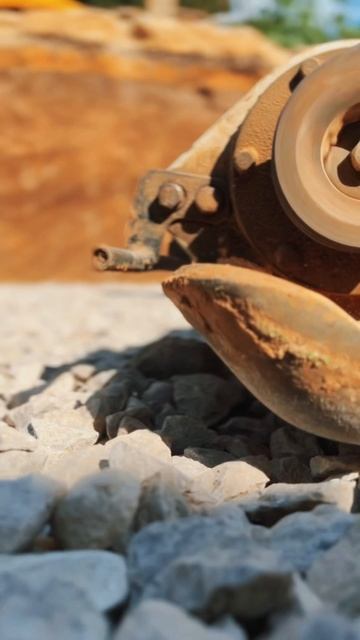 Работает бригада!✨Засыпка котлована щебнем и песком! 🌟