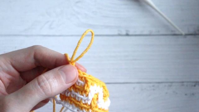 Ровный и красивый край получается благодаря простому завершению ряда в мозаичном вязании крючком смотреть онлайн