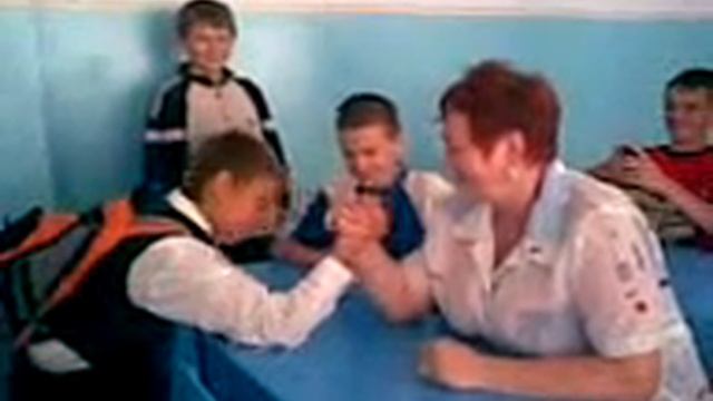 Армрестлинг в школе, с учительницей. Мега прикол, СИЛА / Arm Wrestling Russia School