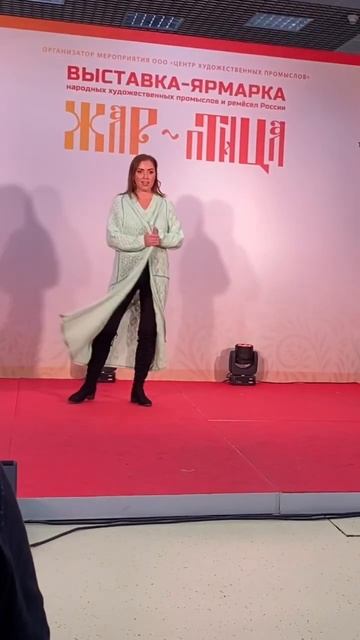 Ажурный кардиган из множества отдельных фрагментов. Ни один узор не повторяется 💥 #fashion смотреть онлайн