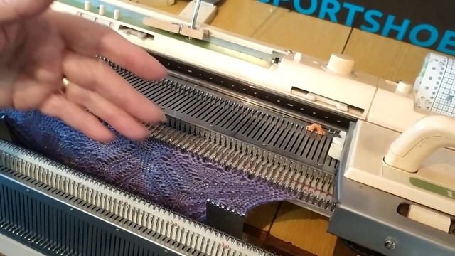 РАБОТА АЖУРНОЙ КАРЕТКИ. ВЯЖУ КАРДИГАН.. смотреть онлайн
