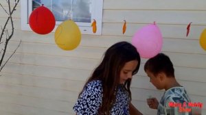 Лопаем шары Челлендж. Brincadeiras com balões.