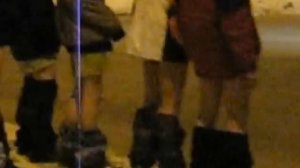 Парни без штанов.Зима.Подъехал троллейбус. Дикий ржач,