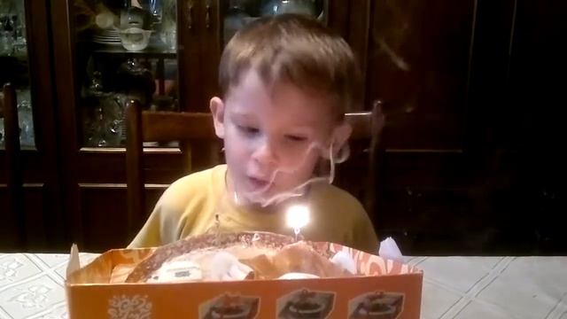 Мой брат задувает свечи на день рождения! смотреть онлайн